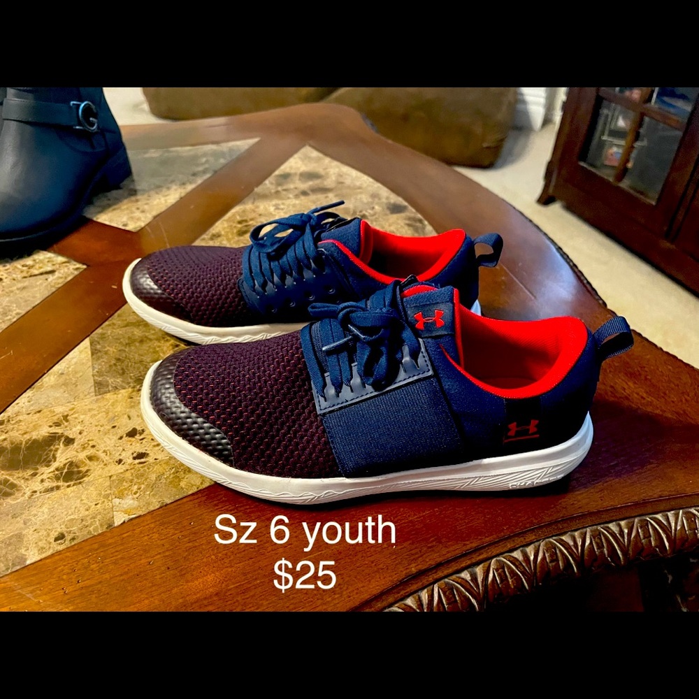 Youth under armor sz 6.